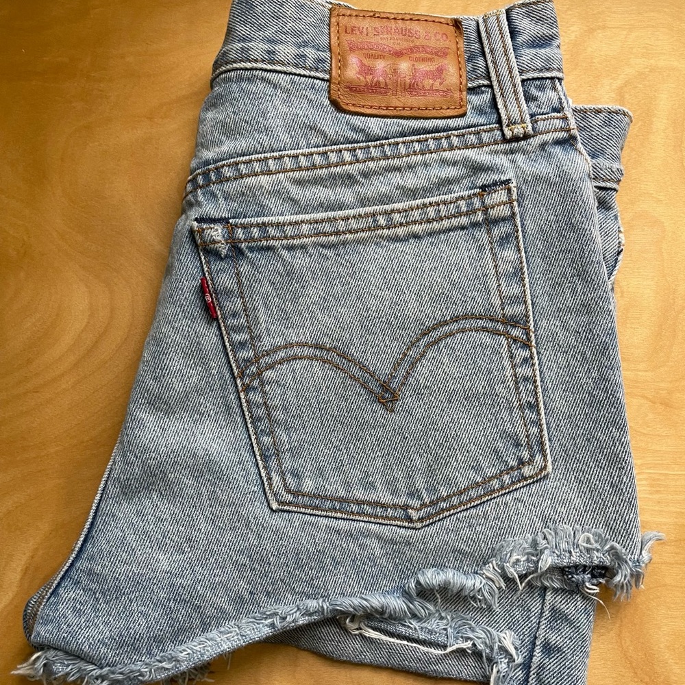 Levi’s frayed denim wedgie short